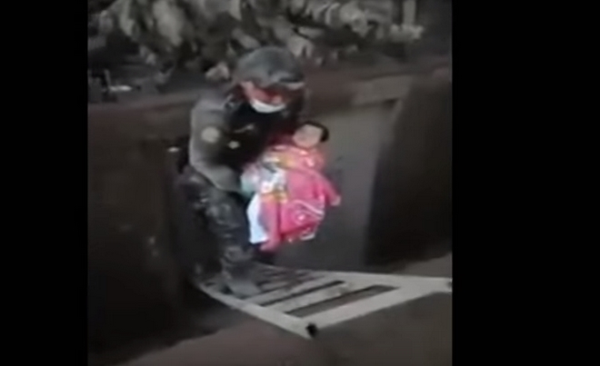 Θαύμα στη Γουατεμάλα: Ανέσυραν ζωντανό μωρό μέσα από ερείπια και στάχτες