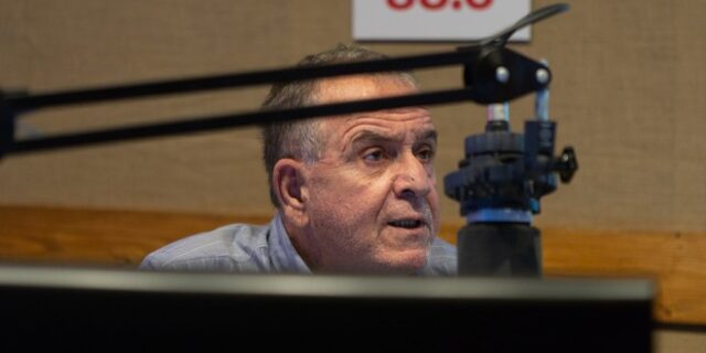 News 24/7 στους 88,6: Ο Γ. Μουζάλας απαντά στους ακροατές