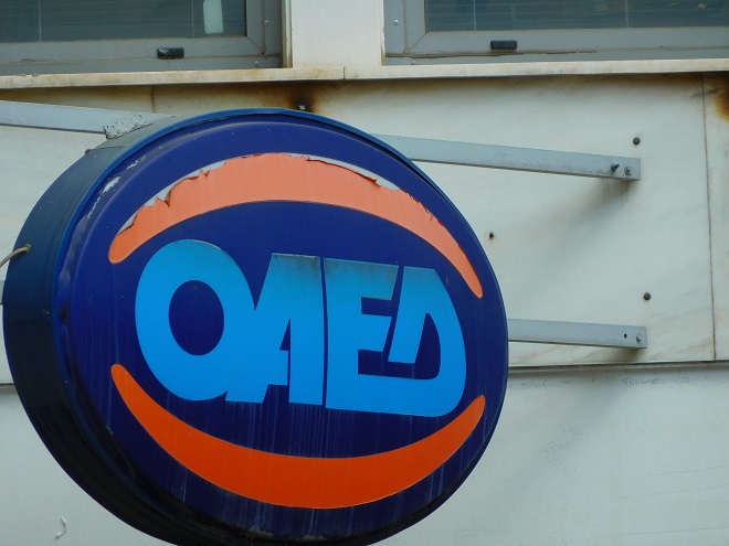Μόνο στην Ελλάδα: Έγκυος καθαρίστρια του ΟΑΕΔ χωρίς ασφάλιση