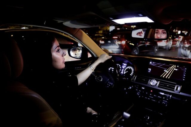 Ιστορική μέρα στη Σ. Αραβία: Γυναίκες πήραν τα αυτοκίνητά τους και βγήκαν στους δρόμους