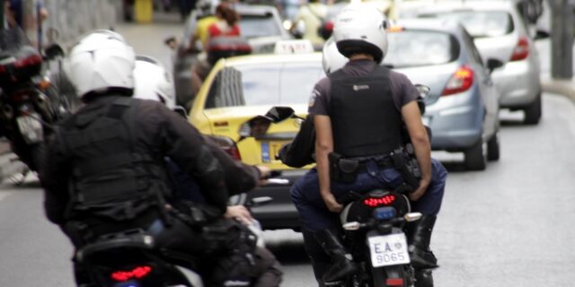 Άγρια συμπλοκή μεταξύ αλλοδαπών με μαχαιρώματα σε καφετέρια στην Ομόνοια