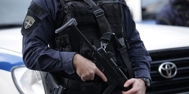 Εξάρχεια: Κατεδάφιση κτιρίου παρουσία της Αστυνομίας