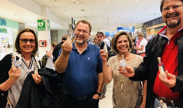 Κέρασε ουζάκι για καλό μήνα το αεροδρόμιο Αθηνών