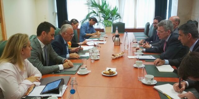 Προσέλκυση επενδύσεων και αναπτυξιακές προοπτικές στη συνάντηση Δραγασάκη, Χαρίτση με τον Πάιατ