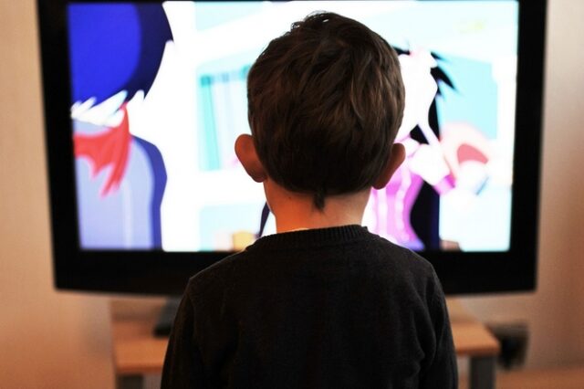Πόσο χρόνο μπορούν εν τέλει τα παιδιά να περνούν μπροστά σε μια οθόνη;