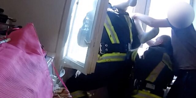 Βούτηξε στο κενό από τον τέταρτο όροφο – “Σούπερ ήρωας” πυροσβέστης τον έπιασε στον αέρα