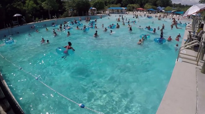 Παιδί πνίγεται σε πισίνα γεμάτη κόσμο – Μπορείς να το διακρίνεις;