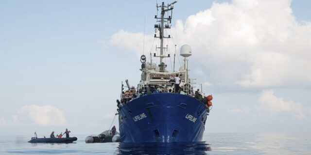 Νέα εμπλοκή με πλοία που μεταφέρουν μετανάστες – Αναζητείται λιμάνι