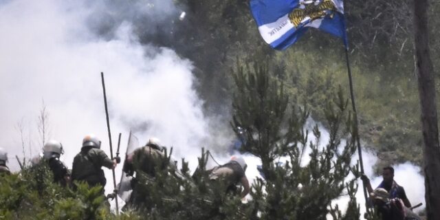 Πρέσπες: Μάχες σώμα με σώμα διαδηλωτών και ΜΑΤ – Τραυματίες 7 αστυνομικοί και 7 πολίτες