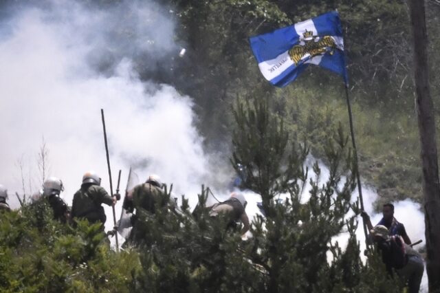 Πρέσπες: Μάχες σώμα με σώμα διαδηλωτών και ΜΑΤ – Τραυματίες 7 αστυνομικοί και 7 πολίτες