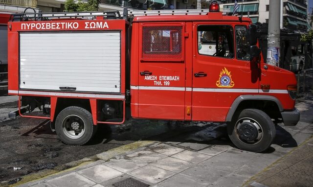 Υπό μερικό έλεγχο η φωτιά στη βιομηχανία απορρυπαντικών στα Οινόφυτα