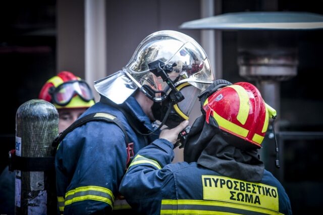 Φωτιά σε εγκαταλελειμμένο κτίριο στο κέντρο της Αθήνας