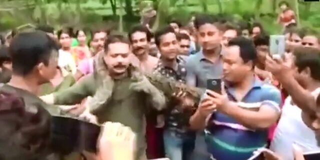 Πύθωνας πήγε να στραγγαλίσει τον “σωτήρα” του την ώρα που έβγαζε selfie