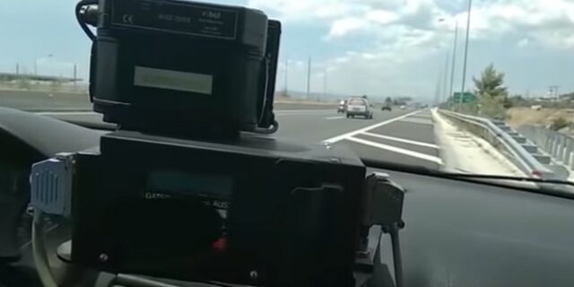 Βίντεο: Έτσι “συλλαμβάνει” τους παραβάτες του ορίου ταχύτητας το ραντάρ της Τροχαίας