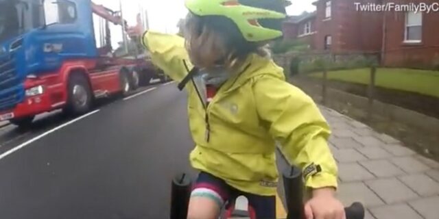 Βίντεο: Αυτή η 4χρονη ποδηλάτης είναι υπόδειγμα οδικής συμπεριφοράς