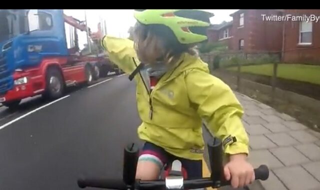 Βίντεο: Αυτή η 4χρονη ποδηλάτης είναι υπόδειγμα οδικής συμπεριφοράς