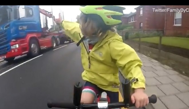 Βίντεο: Αυτή η 4χρονη ποδηλάτης είναι υπόδειγμα οδικής συμπεριφοράς