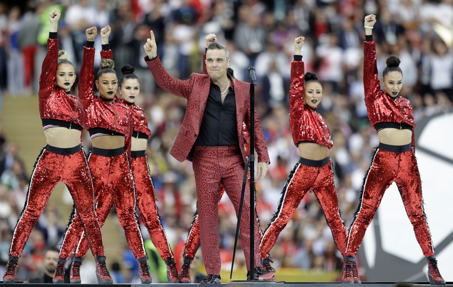 Μουντιάλ 2018: Ο Robbie Williams ύψωσε το μεσαίο δάχτυλο σε 3 δισ. τηλεθεατές
