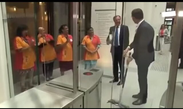 Ο πρωθυπουργός “καθάρισε”: Ο Μαρκ Ρούτε σφουγγαρίζει και οι καθαρίστριες τον χειροκροτούν