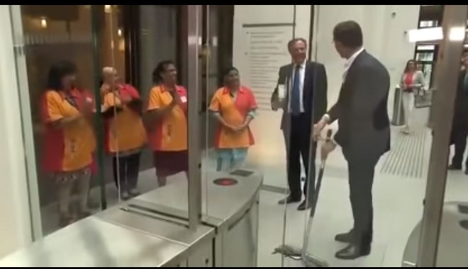 Ο πρωθυπουργός “καθάρισε”: Ο Μαρκ Ρούτε σφουγγαρίζει και οι καθαρίστριες τον χειροκροτούν