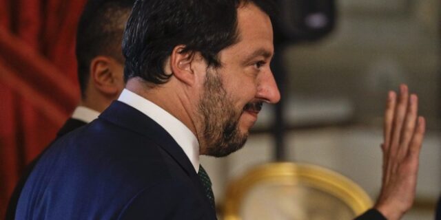 Βίντεο: Επιβάτες λεωφορείου τραγουδούν αντιφασιστικό ύμνο στον ακροδεξιό Σαλβίνι