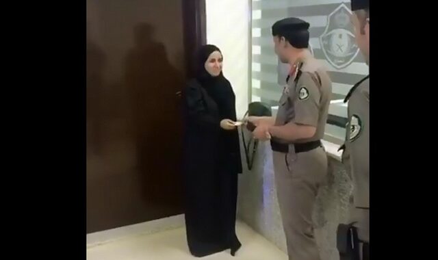 Σαουδική Αραβία: Αυτή είναι η πρώτη γυναίκα που παρέλαβε δίπλωμα οδήγησης