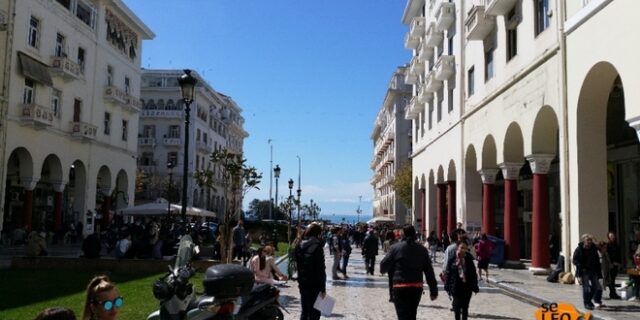 Παρκαρίσματα θανάτου στη Θεσσαλονίκη: Έβγαλε κάδο για να βάλει το αγροτικό