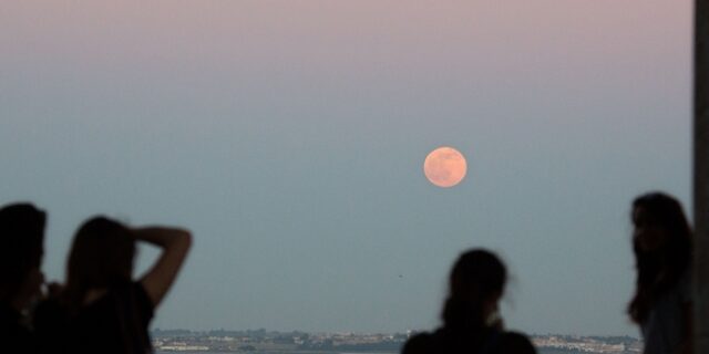 Strawberry moon: Απόψε η εντυπωσιακή πανσέληνος του Ιουνίου