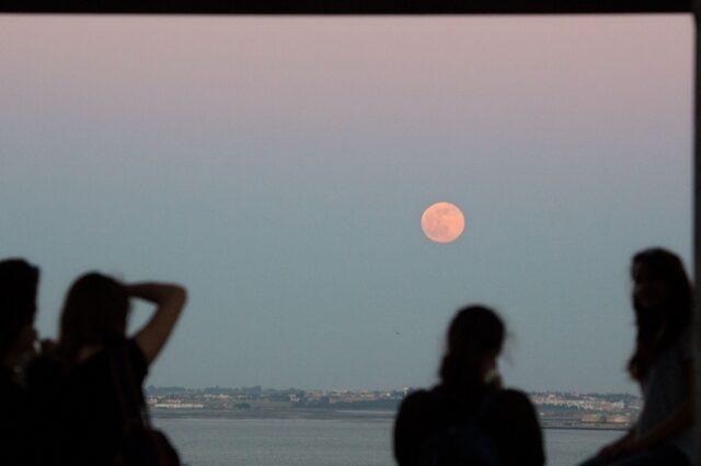 Strawberry moon: Απόψε η εντυπωσιακή πανσέληνος του Ιουνίου