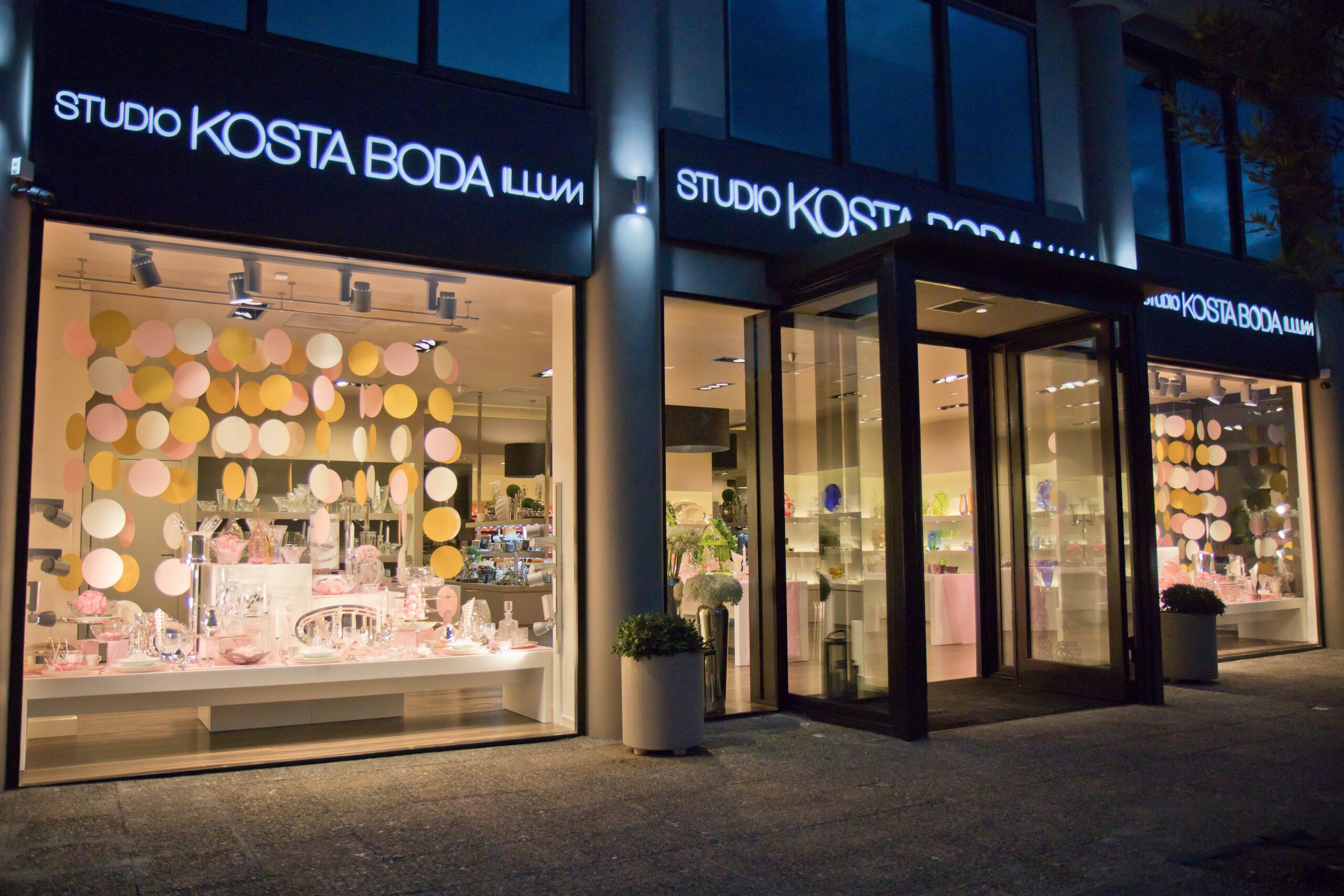 Ένα ολοκαίνουργιο STUDIO KOSTA BODA ILLUM άνοιξε μόλις στο Ν.Ψυχικό