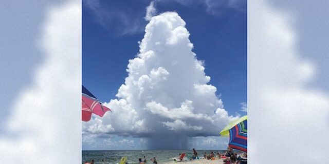 Το “χριστουγεννιάτικο” σύννεφο πάνω από τη θάλασσα κάνει τον γύρο του κόσμου