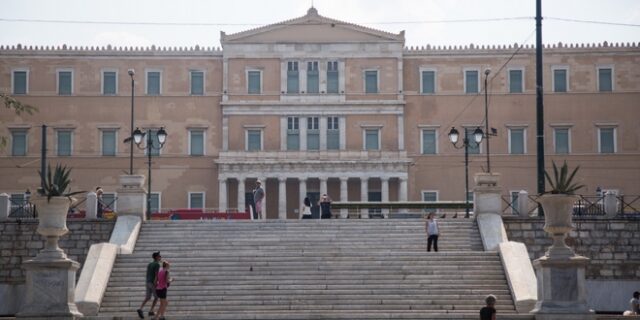 Γιατί χαίρεται και χαμογελάει ο κόσμος πατέρα;