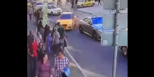 Βίντεο: Η στιγμή που το ταξί πέφτει στους πεζούς στη Μόσχα