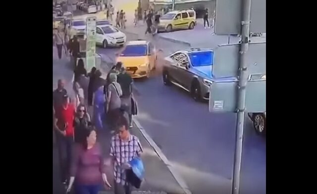 Βίντεο: Η στιγμή που το ταξί πέφτει στους πεζούς στη Μόσχα