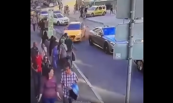 Βίντεο: Η στιγμή που το ταξί πέφτει στους πεζούς στη Μόσχα