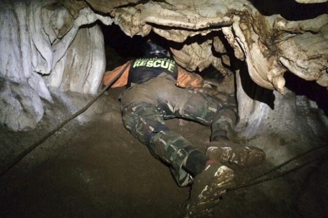 Θρίλερ στην Ταϊλάνδη: Αγνοούνται 12 αγόρια και ο προπονητής τους που εγκλωβίστηκαν σε σπηλιά