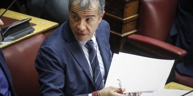 Επιστολή Θεοδωράκη σε Βούτση: Να καταργηθούν τα πλαστικά στη Βουλή