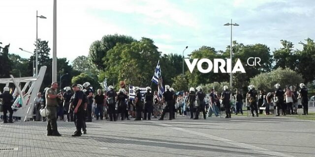 Συγκέντρωση με συνθήματα κατά Μπουτάρη και ΣΥΡΙΖΑ στο Δημαρχείο Θεσσαλονίκης