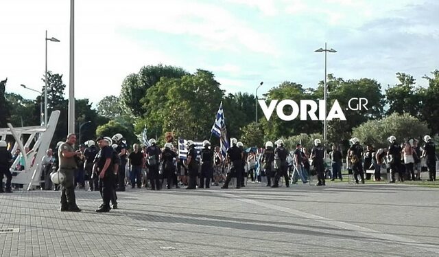Συγκέντρωση με συνθήματα κατά Μπουτάρη και ΣΥΡΙΖΑ στο Δημαρχείο Θεσσαλονίκης