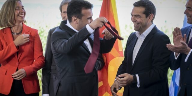Ο Ζάεφ έβγαλε την γραβάτα του και την παρέδωσε στον Τσίπρα