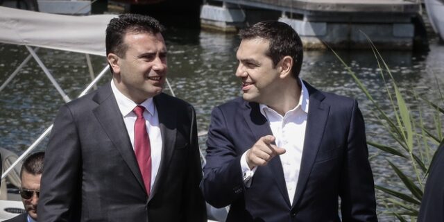 Σκοπιανό: Τσίπρας και Ζάεφ υπέγραψαν τη συμφωνία στις Πρέσπες
