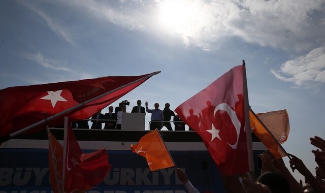 Τουρκία ώρα μηδέν: Άνοιξαν οι κάλπες για τις κρισιμότερες εκλογές