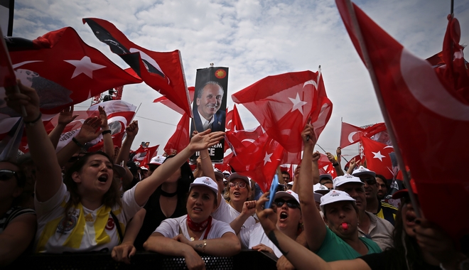 Εκλογές στην Τουρκία: Λαϊκισμός και χορός λίγες ώρες πριν τις κάλπες