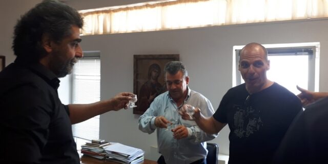 Βίντεο: Ο Βαρουφάκης αναλύει τη συμφωνία για το χρέος, ο δήμαρχος κερνάει ρακιές
