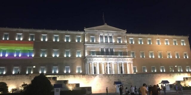 Athens Pride: Στιγμές αγάπης και αποδοχής στη γιορτή υπερηφάνειας της Αθήνας