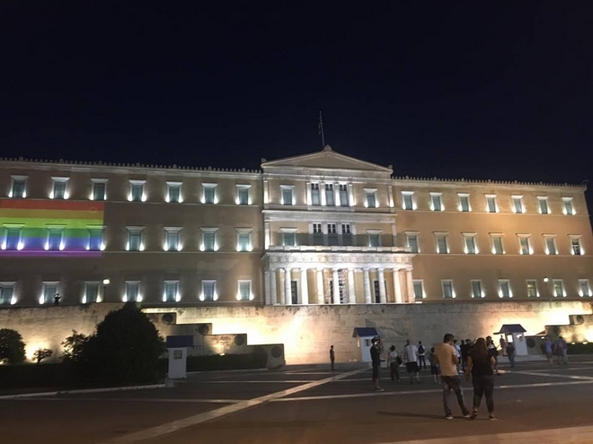 Athens Pride: Στιγμές αγάπης και αποδοχής στη γιορτή υπερηφάνειας της Αθήνας