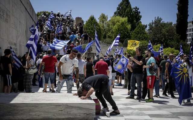 Επεισόδια από κρανοφόρους μπροστά από τη Βουλή