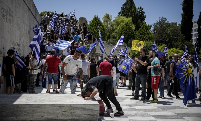 Επεισόδια από κρανοφόρους μπροστά από τη Βουλή