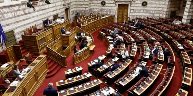 Βουλή: Υπερψηφίστηκε το πολυνομοσχέδιο – Υψηλοί τόνοι για το Σκοπιανό