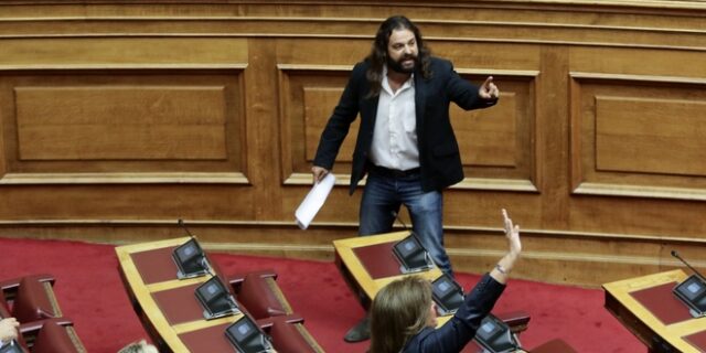 Βίντεο: Η Βουλή πετάει έξω τους Χρυσαυγίτες – Καλούν σε πραξικόπημα